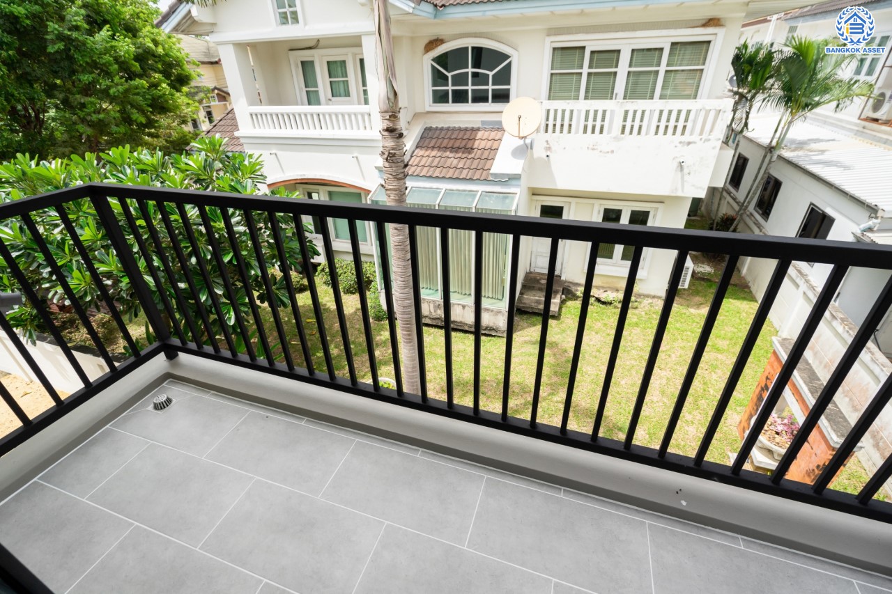 บ้านมือสองตกแต่งใหม่ ม.ราชพฤกษ์ บางบอน4 ตกแต่งหรูหรา ดีไซน์ Classic เนื้อที่ 100.5 ตร.ว. ฟังก์ชัน 3 ห้องนอน 4 ห้องน้ำ 1 ห้องแม่บ้าน จอดรถได้ 2 คัน พื้นที่สนามหญ้ากว้างกว่า 216 ตร.ม. บนทำเลศักยภาพ เชื่อมต่อหลายเส้นทาง ใกล้เดอะมอลล์บางแค จุดขึ้นทางด่วน "เพชรเกษม" และรถไฟฟ้าสายสีน้ำเงิน "สถานีหลักสอง"